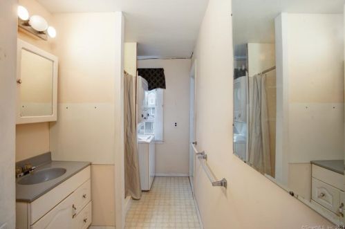 90 Smt St, Manchester CT 06040-4263 exterior