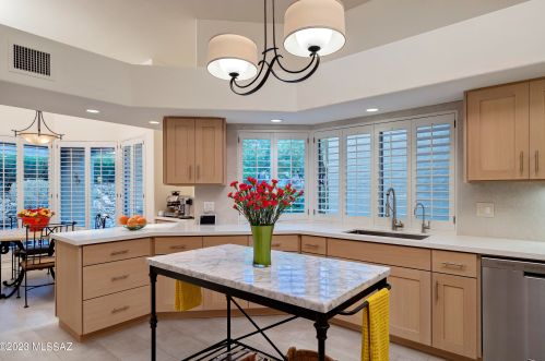 5300 Hacienda Del Sol Rd, Tucson AZ 85718-6054 exterior