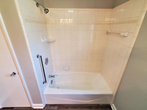 1631 Chateau Pl, Milwaukee WI 53217-6022 exterior