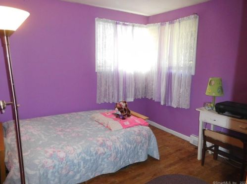 20 Trinity Dr, Enfield CT 06082-5520 exterior