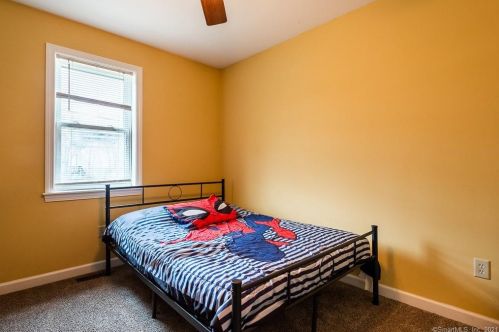 334 Maple Ave, Uncasville CT 06382-2018 exterior