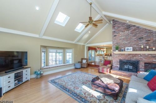 1 Starrett Ct, Sparta, NJ 07871-1139