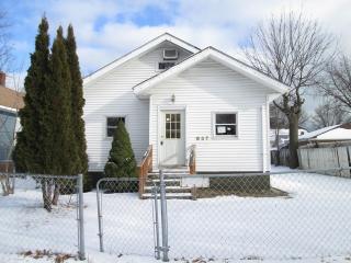 837 Jackson St, Waukegan, IL 60085-7313