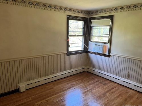 4 Stanley Dr, Enfield CT 06082-1814 exterior