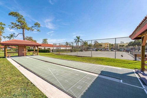 1083 Forest Lakes Dr, Naples FL 34105-2277 exterior