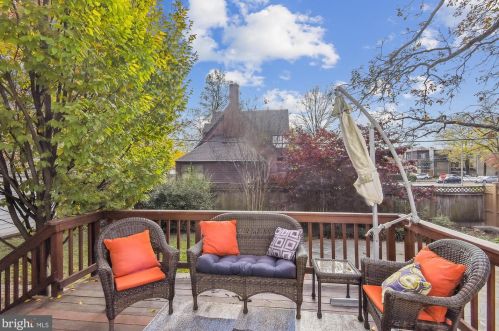 1612 Oakcrest Dr, Alexandria VA 22302-2337 exterior