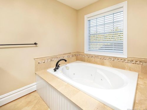 32 Harold Rd, Farmington CT 06032-3407 exterior