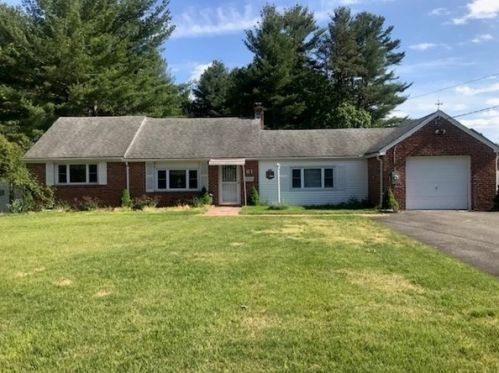 81 White Oak Rd, Springfield, MA 01128-1034