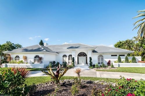 4702 Oak Leaf Dr, Naples FL 34119-8574 exterior