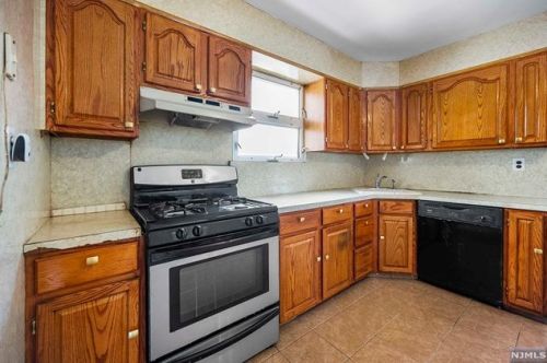 140 Clinton Pl, East Rutherford NJ 07073-1723 exterior