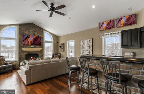 19840 Meredith Dr, Rockville MD 20855-2426 exterior