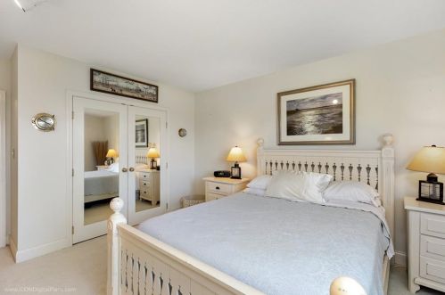 4 Capella, Middletown RI 02840-1587 exterior