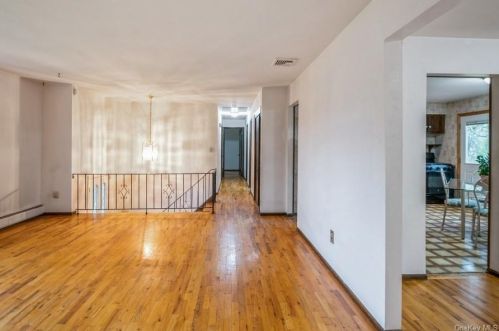 10 Melanie Ct, Valley Cottage NY 10989-1325 exterior