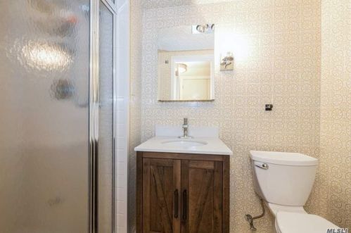 840 Fanwood Ave, Valley Stream NY 11581-3102 exterior