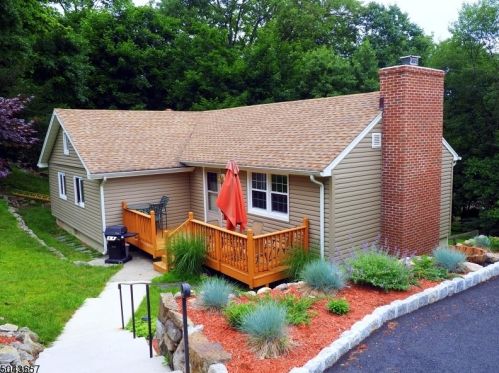 43 Wildwood Shores Dr, Hopatcong, NJ 07843-1924