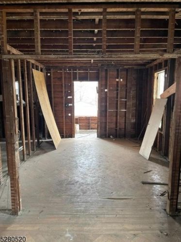 28 Schuyler Ave, Newark NJ  07112-1620 exterior