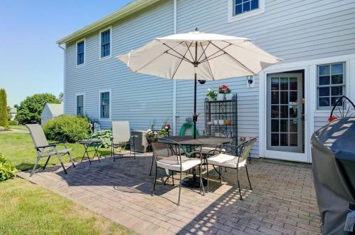 414 Corey Ln, Middletown RI 02842-5659 exterior