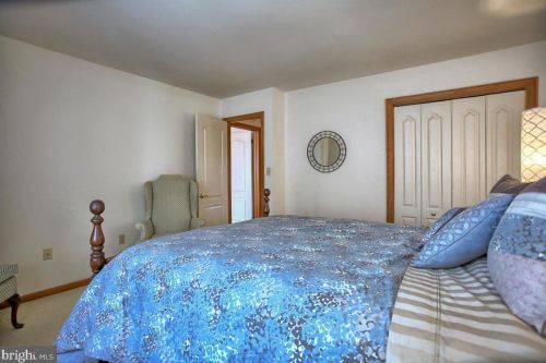 409 Dart Dr, Hanover PA 17331-1327 exterior