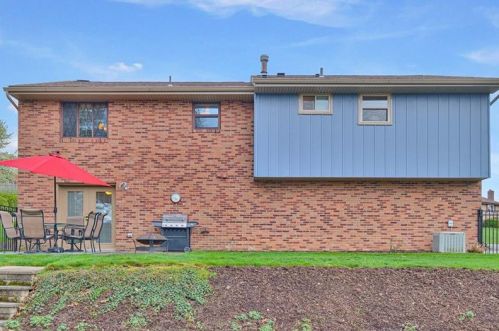 708 Brookshire Dr, Pittsburgh PA 15237-4104 exterior