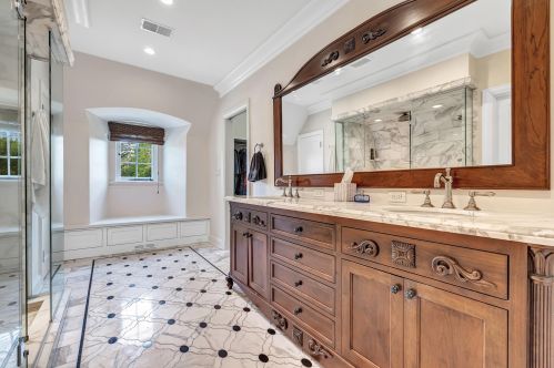 1469 Lilac Ln, Milwaukee WI  53217-2960 exterior