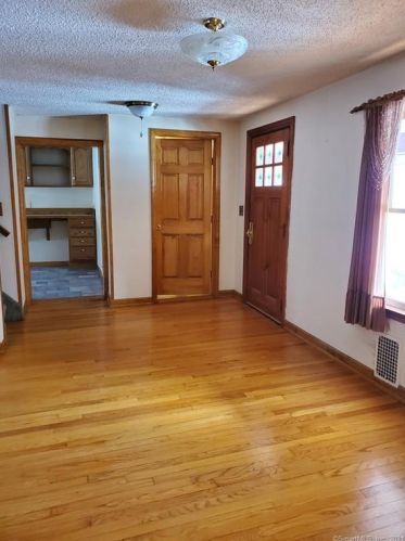 4 Kulas Ter, Seymour CT 06483-2715 exterior