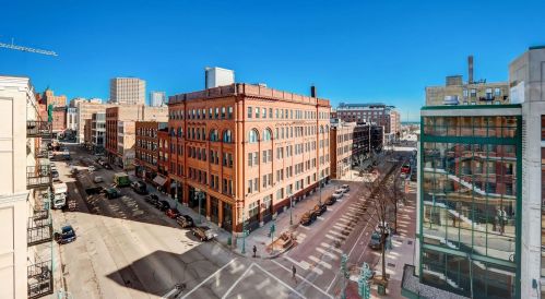 141 Water St, Milwaukee WI  53202-6089 exterior