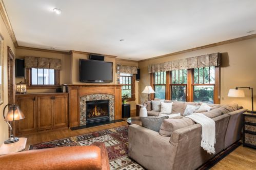 5925 Lk Dr, Milwaukee WI 53217-4629 exterior