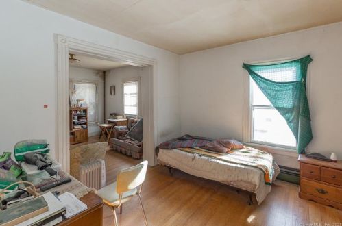 130 High St, Derby CT 06418-2071 exterior