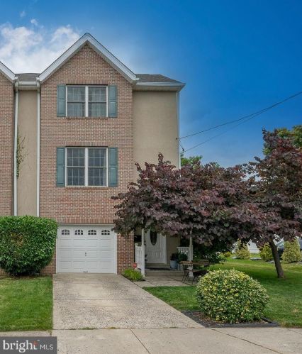 328 Lemonte St, Philadelphia PA 19128-4520 exterior