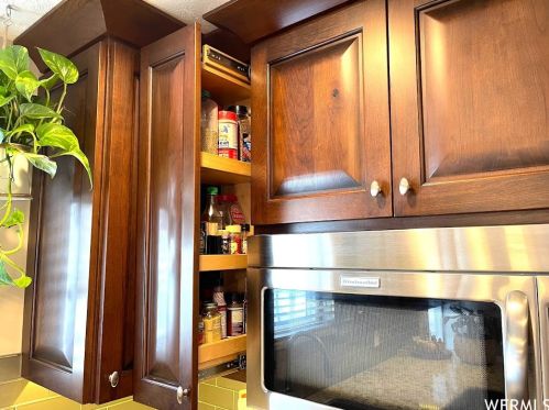 195 Shelly Louise Dr, Sandy UT 84070-4212 exterior