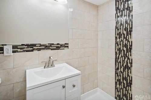 147 Fisher Ave, Piscataway NJ  08854-4830 exterior