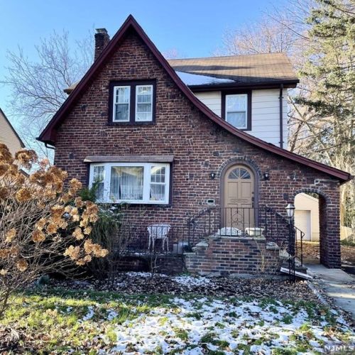 884 Belle Ave, Teaneck, NJ 07666-2533