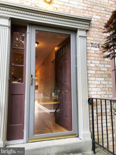 7109 Captains Cove Ct, Alexandria VA  22315-4219 exterior