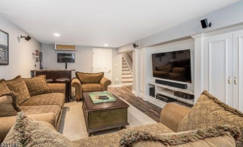 3 Hillside Dr, Clinton NJ 08809-1244 exterior