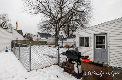 1042 Northlawn St, Grand Rapids MI 49505-3717 exterior