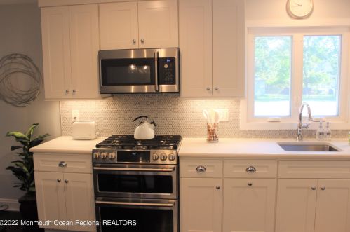 52 4 Winds Dr, Middletown NJ 07748-3141 exterior