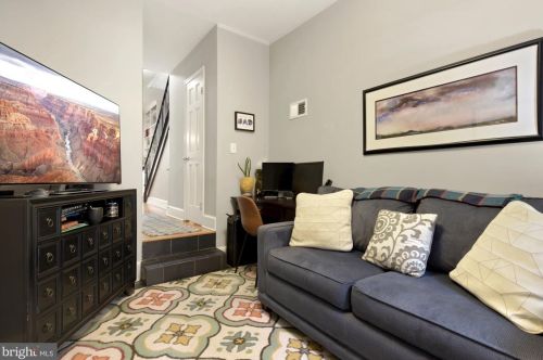 104 7th St, Washington DC  20003-1212 exterior