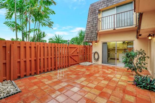 542 27 Way, Boynton Beach FL 33435-7916 exterior