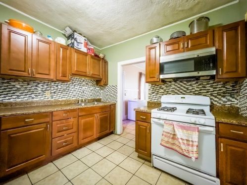 24 Cleveland St, Springfield MA  01104-2402 exterior