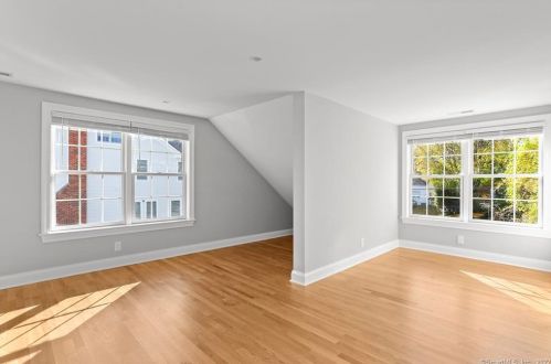 8 Gdn Ln, Westport CT 06880-5316 exterior