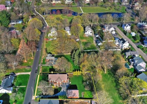 20 Governors Ave, Milford CT 06460-3439 exterior