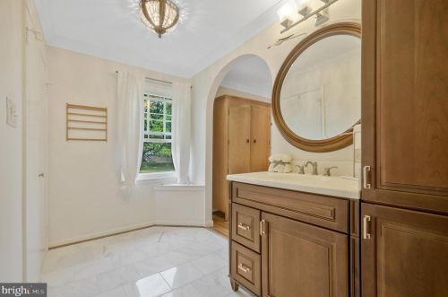 2105 Rampart Dr, Alexandria VA 22308-1537 exterior