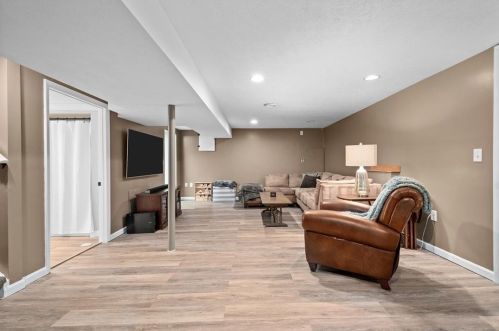 960 Whitley Dr, Pittsburgh PA 15237-5942 exterior