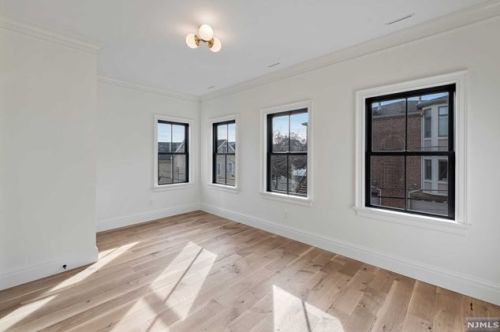 11 Lasher Ln, Edgewater NJ  07020-1403 exterior