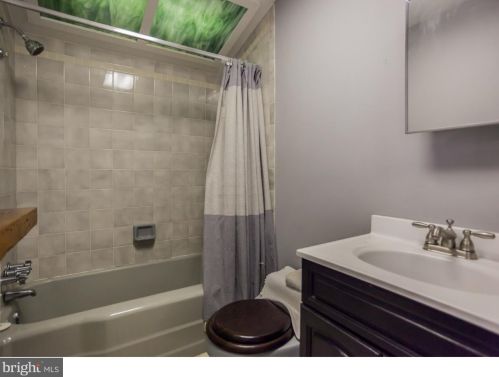 241 Bainbridge St, Philadelphia PA 19146-2034 exterior