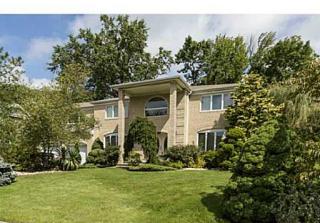 4 Jenna Ln, Edison, NJ 08820-1050