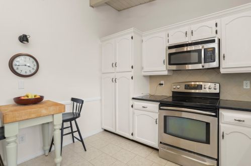 31 Ledgebrook Dr, Norwalk CT 06854-1017 exterior