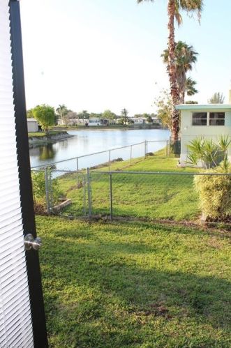 423 Cpe Florida Way, Naples FL 34104-4109 exterior