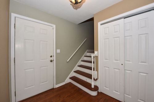 5501 Mohawk Ave, Milwaukee, WI 53217-5034