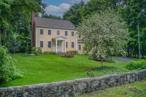 37 Chestnut St, North Andover MA  01845-5211 exterior